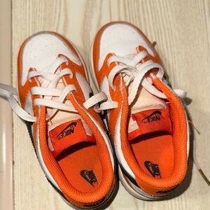 Nike Kids White and Orange Low-Top Sneakers